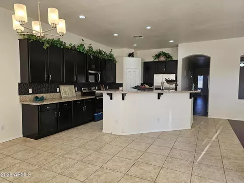 Kitchen - 4072 S Skyline Ct, Gilbert, AZ 85297 photo 10 of 12