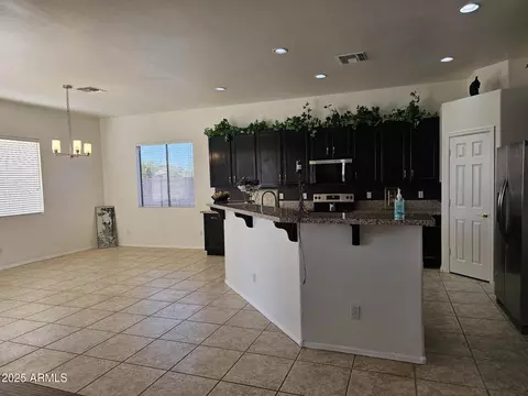 Kitchen - 4072 S Skyline Ct, Gilbert, AZ 85297 photo 3 of 12