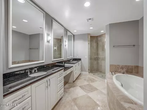 Bath - 2211 E Camelback Rd #1202, Phoenix, AZ 85016 photo 3 of 4
