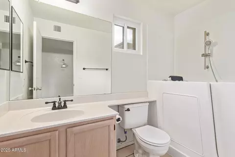 Bath - 1427 E Irwin Ave, Phoenix, AZ 85042 photo 3 of 3