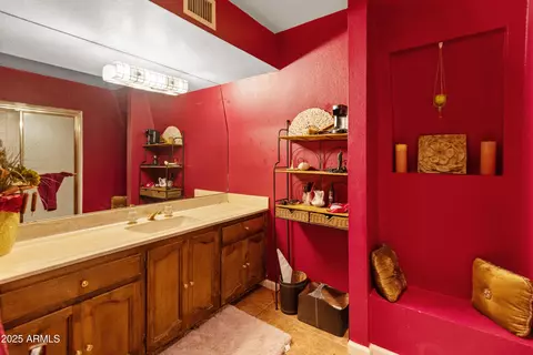 Bath - 5131 N 18th St, Phoenix, AZ 85016 photo 3 of 4