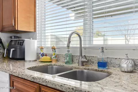 Kitchen - 1758 E Sandra Ter, Phoenix, AZ 85022 photo 4 of 4