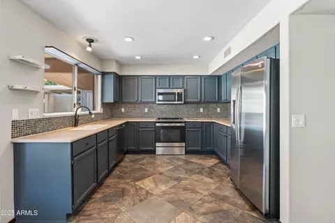 Kitchen - 926 E Mountain Sky Ave, Phoenix, AZ 85048 photo 5 of 7