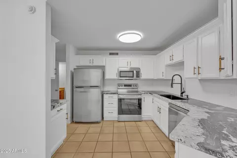 Kitchen - 3024 E Siesta Ln, Phoenix, AZ 85050 photo 2 of 3