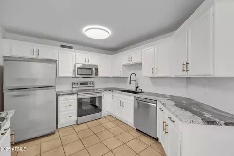 Kitchen - 3024 E Siesta Ln, Phoenix, AZ 85050 photo 1 of 3