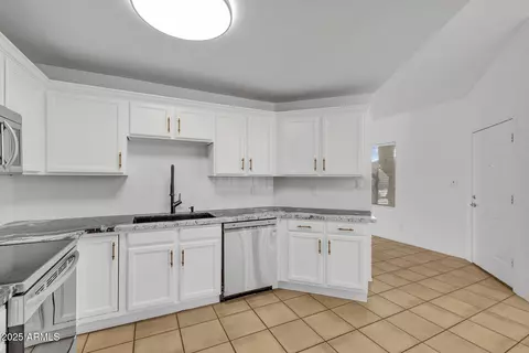 Kitchen - 3024 E Siesta Ln, Phoenix, AZ 85050 photo 3 of 3