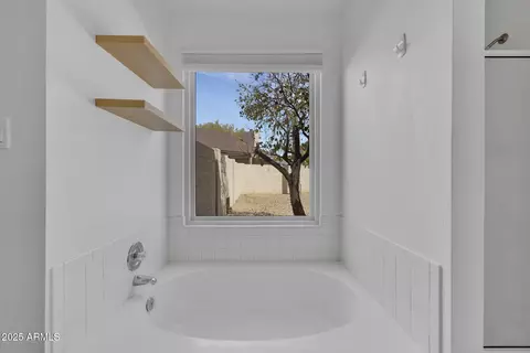 Bath - 3024 E Siesta Ln, Phoenix, AZ 85050 photo 3 of 7