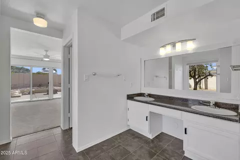 Bath - 3024 E Siesta Ln, Phoenix, AZ 85050 photo 5 of 7