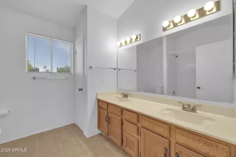 Bath - 3024 E Siesta Ln, Phoenix, AZ 85050 photo 6 of 7