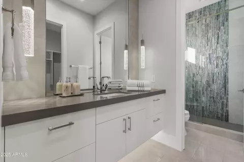 Bath - 6237 N 5th Pl, Phoenix, AZ 85012 photo 8 of 11