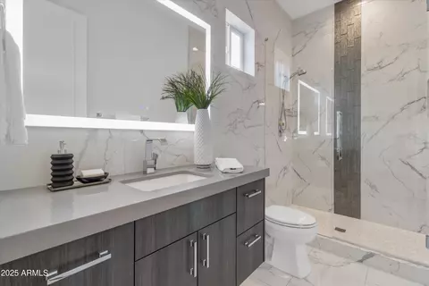 Bath - 6237 N 5th Pl, Phoenix, AZ 85012 photo 10 of 11