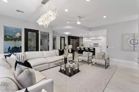 Living - 6237 N 5th Pl, Phoenix, AZ 85012 photo 2 of 4