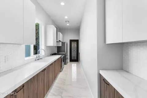 Entry Way - 6237 N 5th Pl, Phoenix, AZ 85012 photo 3 of 5