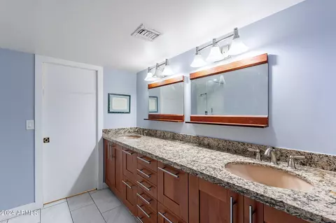 Bath - 4639 E Mountain View Ct, Phoenix, AZ 85028 photo 4 of 6