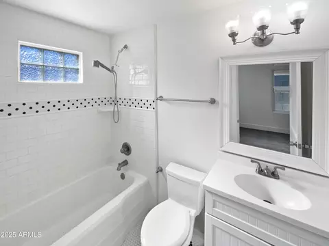 Bath - 309 E Weldon Ave, Phoenix, AZ 85012 photo 1 of 2