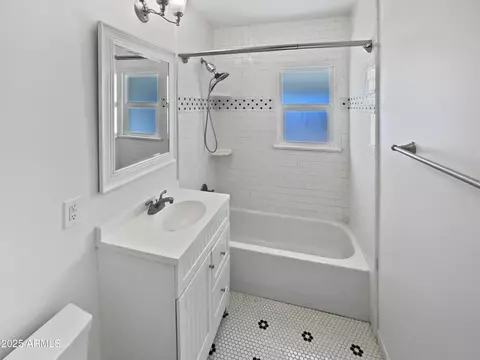 Bath - 309 E Weldon Ave, Phoenix, AZ 85012 photo 2 of 2