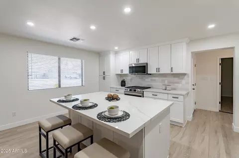 2328 E Laurel Ln, Phoenix, AZ 85028 photo 4