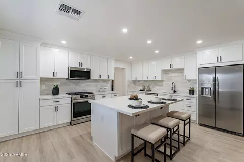 2328 E Laurel Ln, Phoenix, AZ 85028 photo 3