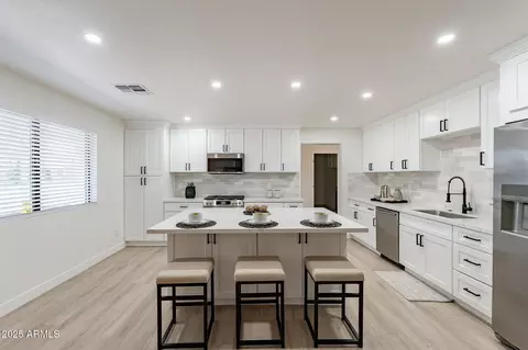 2328 E Laurel Ln, Phoenix, AZ 85028