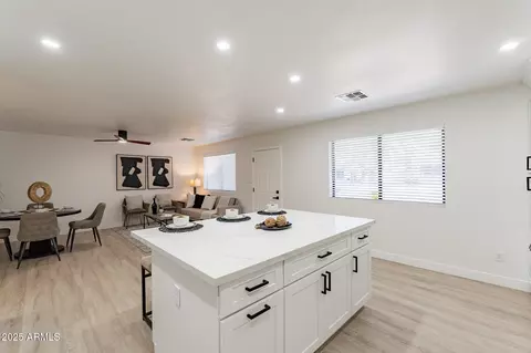 2328 E Laurel Ln, Phoenix, AZ 85028 photo 5