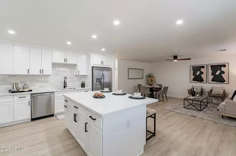 2328 E Laurel Ln, Phoenix, AZ 85028 photo 2