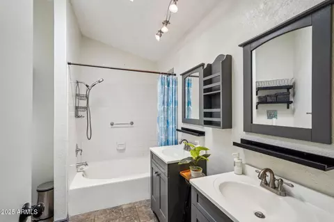 Bath - 1801 E Aire Libre Ave, Phoenix, AZ 85022 photo 2 of 2
