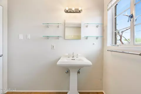 Bath - 2434 E Pinchot Ave, Phoenix, AZ 85016 photo 2 of 4
