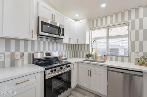 Kitchen - 10811 E Contessa St, Mesa, AZ 85207 photo 2 of 7
