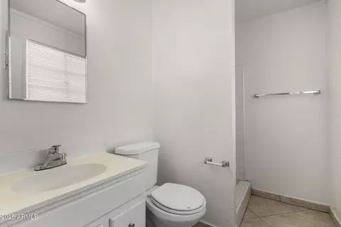 Bath - 2905 W Stella Ln, Phoenix, AZ 85017 photo 1 of 3