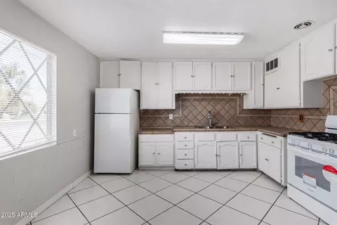 Kitchen - 2905 W Stella Ln, Phoenix, AZ 85017 photo 1 of 1