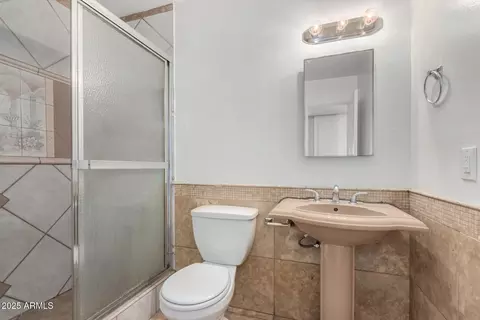 Bath - 2905 W Stella Ln, Phoenix, AZ 85017 photo 3 of 3
