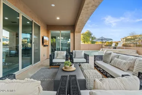 Exterior - 904 E Hampton Ln, Gilbert, AZ 85295 photo 7 of 14