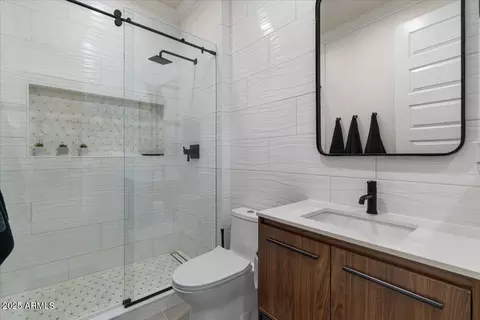 Bath - 904 E Hampton Ln, Gilbert, AZ 85295 photo 1 of 6