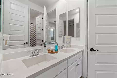 Bath - 904 E Hampton Ln, Gilbert, AZ 85295 photo 5 of 6