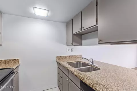 Kitchen - 3033 E Devonshire Ave #1037, Phoenix, AZ 85016 photo 4 of 4