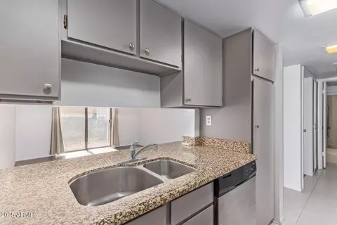 Kitchen - 3033 E Devonshire Ave #1037, Phoenix, AZ 85016 photo 1 of 4