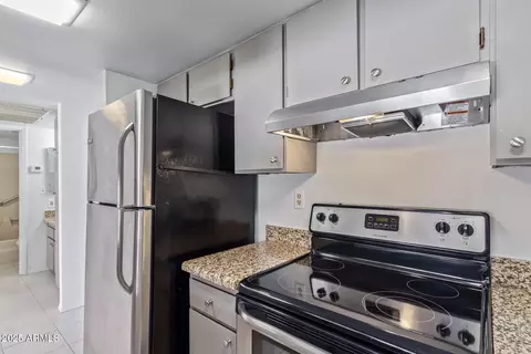 Kitchen - 3033 E Devonshire Ave #1037, Phoenix, AZ 85016 photo 2 of 4