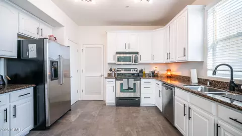 Kitchen - 706 E Washington St #128, Phoenix, AZ 85034 photo 3 of 4