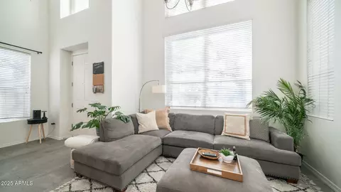 Living - 706 E Washington St #128, Phoenix, AZ 85034 photo 1 of 1