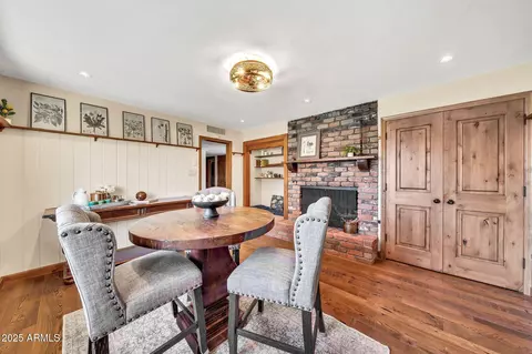 Dining - 4022 E Stanford Dr, Phoenix, AZ 85018 photo 3 of 4
