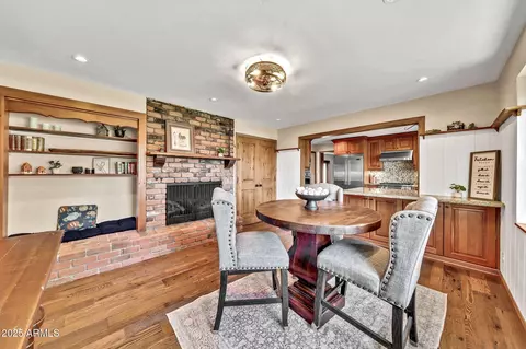 Dining - 4022 E Stanford Dr, Phoenix, AZ 85018 photo 4 of 4