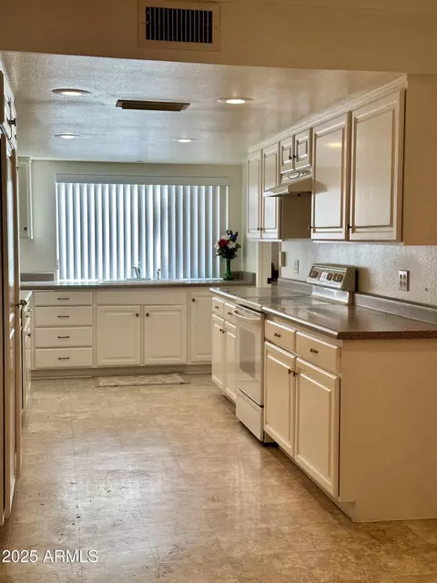 Kitchen - 4829 E Lake Point Cir, Phoenix, AZ 85044 photo 2 of 5