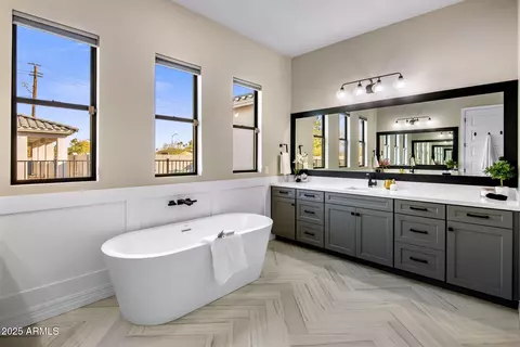Bath - 4350 E Kings Ave, Phoenix, AZ 85032 photo 1 of 8