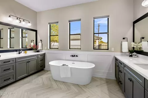 Bath - 4350 E Kings Ave, Phoenix, AZ 85032 photo 2 of 8