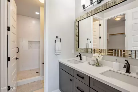 Bath - 4350 E Kings Ave, Phoenix, AZ 85032 photo 7 of 8