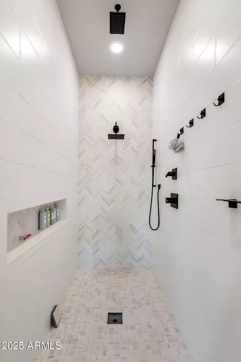 Bath - 4350 E Kings Ave, Phoenix, AZ 85032 photo 3 of 8