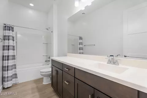 Bath - 1113 E La Mirada Dr, Phoenix, AZ 85042 photo 3 of 3