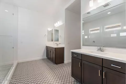 Bath - 1113 E La Mirada Dr, Phoenix, AZ 85042 photo 1 of 3