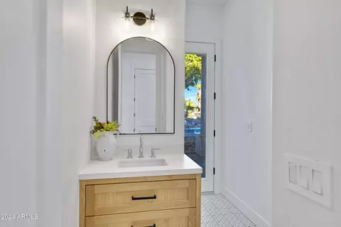 Bath - 1604 E Sheena Dr, Phoenix, AZ 85022 photo 7 of 9