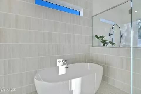 Bath - 1604 E Sheena Dr, Phoenix, AZ 85022 photo 6 of 9